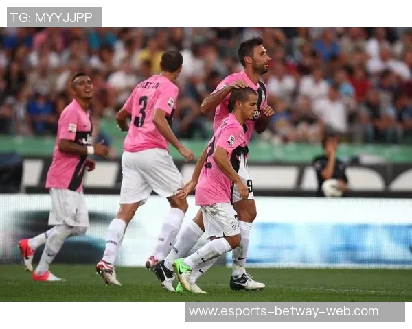 揭秘足坛情侣身高差趣闻 世界级球星与伴侣浪漫对比